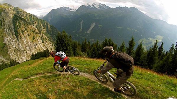 یک جهت ویژه دوچرخه سواری در کوه های آلپ فرانسه